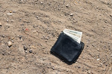 Kayıp cüzdan para ile