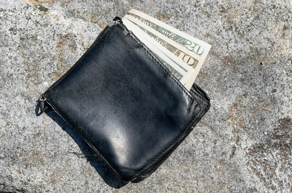 Billetera perdida con dinero —  Fotos de Stock