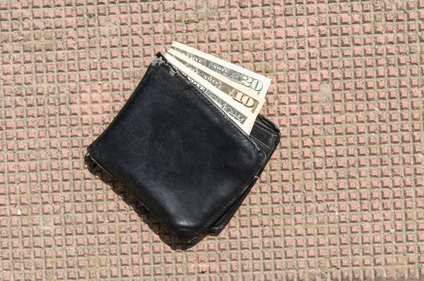 Billetera perdida con dinero —  Fotos de Stock