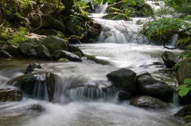 dağ nehir taşları ile
