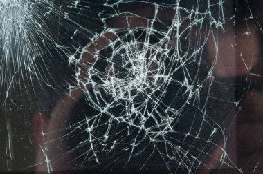 beyaz ve yansıtıcı stüdyo kattaki kırık dokunmatik ekran