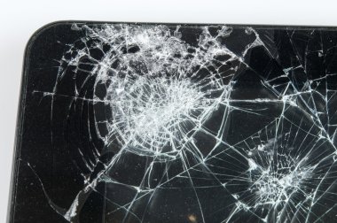 beyaz ve yansıtıcı stüdyo kattaki kırık dokunmatik ekran