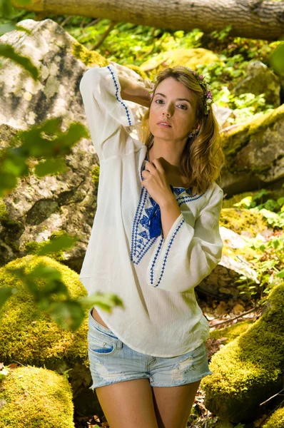 요정 숲에 있는 여자 — 스톡 사진