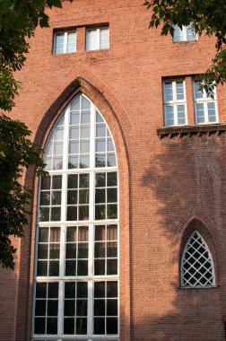 Pencere ve çimento, eski duvar