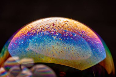 Siyah köpüklü sabun.