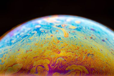 Siyah köpüklü sabun.