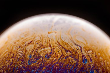 Siyah köpüklü sabun.