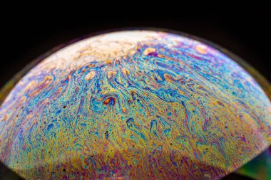 Siyah köpüklü sabun.