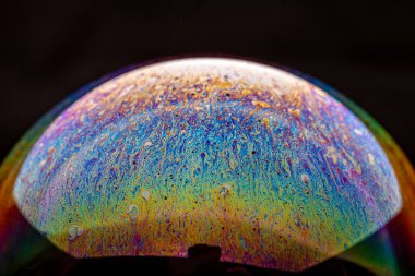 Siyah köpüklü sabun.