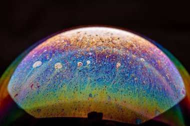 Siyah köpüklü sabun.