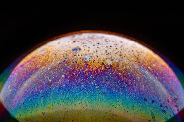 Siyah köpüklü sabun.