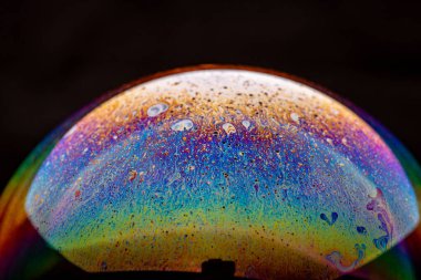 Siyah köpüklü sabun.