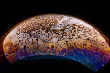 Siyah köpüklü sabun.