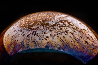 Siyah köpüklü sabun.