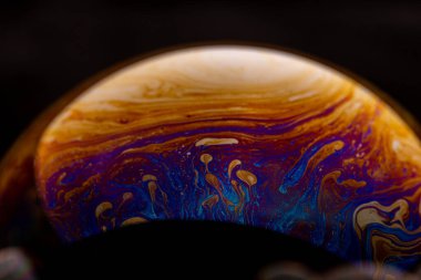 Siyah köpüklü sabun.