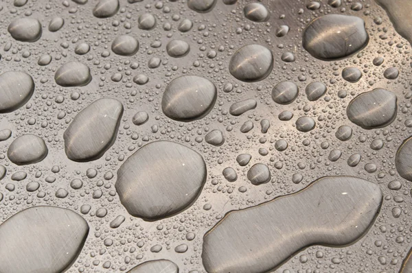 Gotas de agua sobre metal cepillado — Foto de Stock