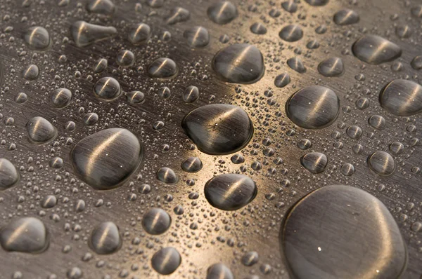 Gotas de agua sobre metal cepillado — Foto de Stock