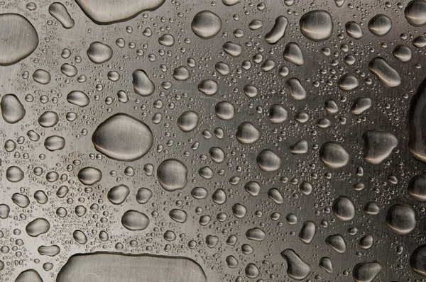 Gotas de água em metal escovado — Fotografia de Stock