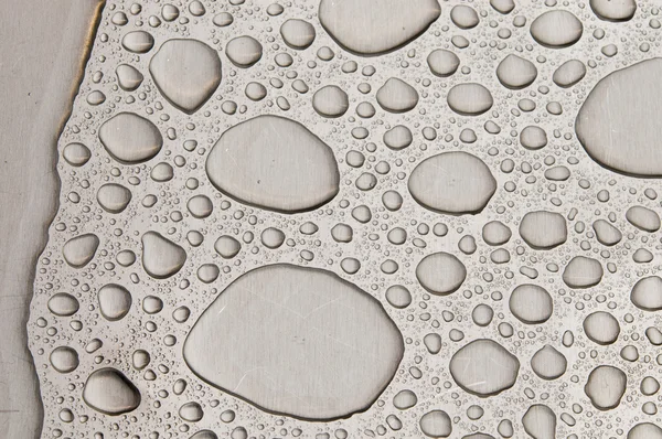 Gotas de agua sobre metal cepillado — Foto de Stock