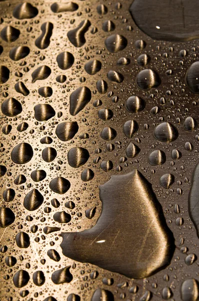 ブラシをかけられた金属に水滴 — ストック写真