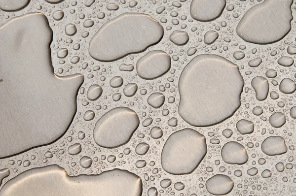 Gotas de água em metal escovado — Fotografia de Stock