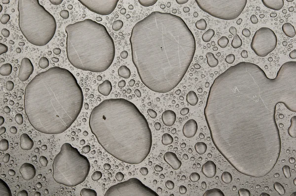 Gotas de água em metal escovado — Fotografia de Stock