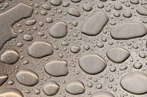 Gotas de água em metal escovado — Fotografia de Stock