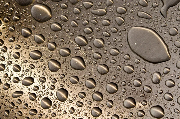 Σταγόνες νερού σε βουρτσισμένο μέταλλο — Φωτογραφία Αρχείου