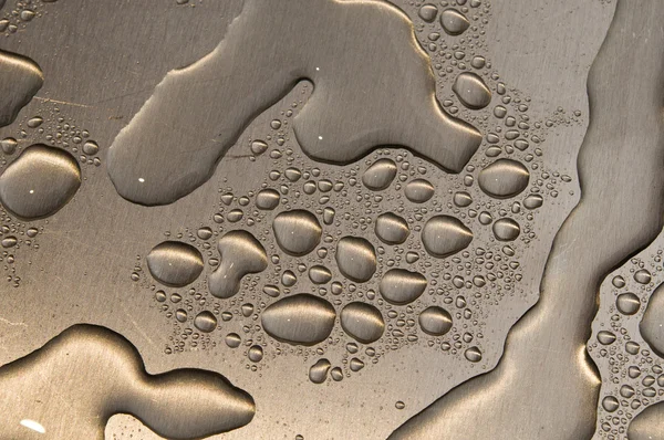 Gocce d'acqua su metallo spazzolato — Foto Stock