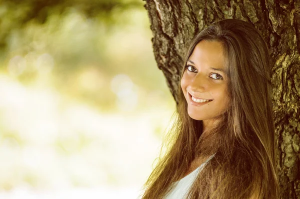 Hermosa mujer en el bosque —  Fotos de Stock