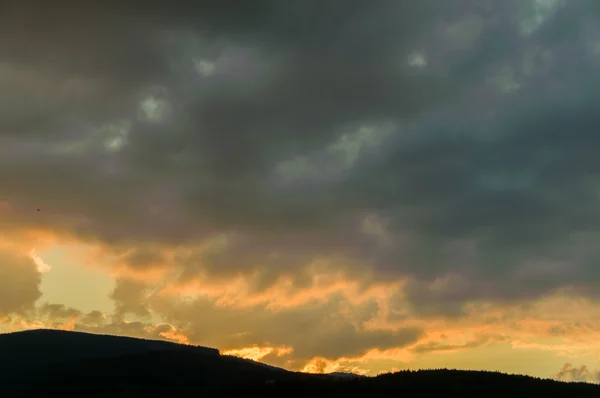 Pôr do sol com raios solares — Fotografia de Stock