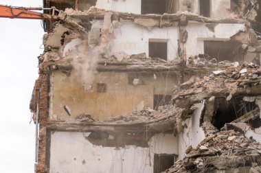 Bina yıkılıyor ve yeni inşaat için makineler tarafından yıkılıyor..