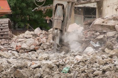 Bina yıkılıyor ve yeni inşaat için makineler tarafından yıkılıyor..