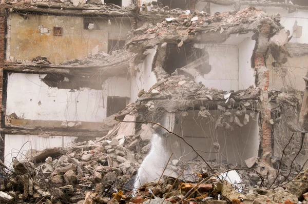 Bina yıkılıyor ve yeni inşaat için makineler tarafından yıkılıyor..