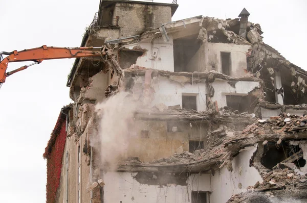 새로운 건축을 위한 기계에 의해 파괴되고 파괴되는 건물. — 스톡 사진