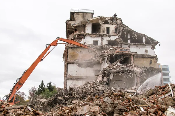 Demolizione e demolizione di edifici con macchinari per nuove costruzioni. — Foto Stock
