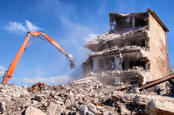 Demolición de edificios en zonas urbanas — Foto de Stock