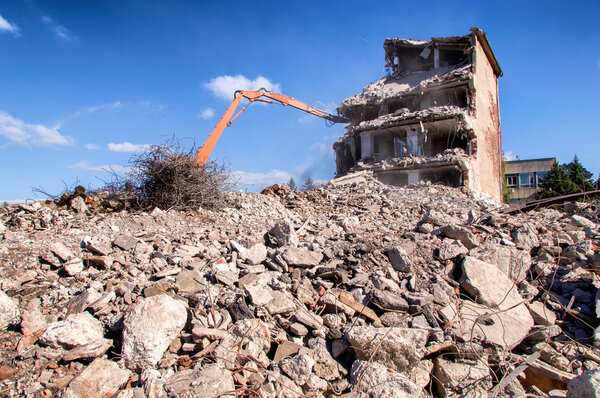 Снос зданий в городских условиях
