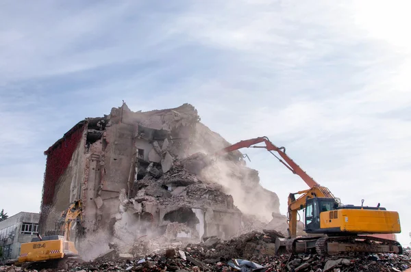 Demolición de edificios en zonas urbanas — Foto de Stock