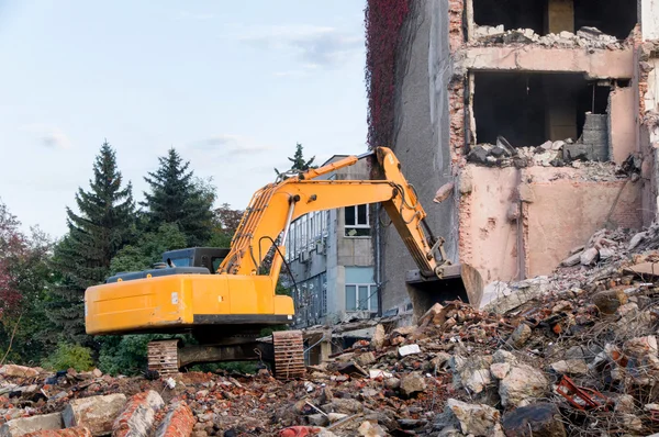 Demolición de edificios en zonas urbanas — Foto de Stock