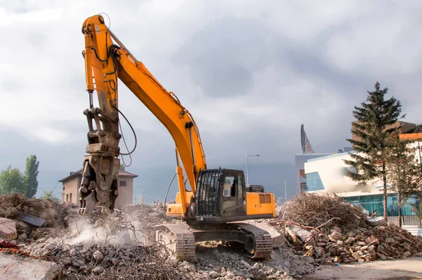 Demolición de edificios en zonas urbanas — Foto de Stock