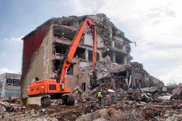 Demolición de edificios en zonas urbanas — Foto de Stock