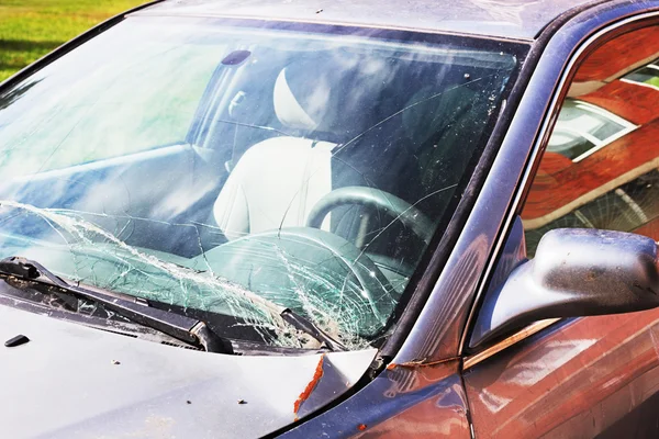 Krossat glas för en personbil — Stockfoto
