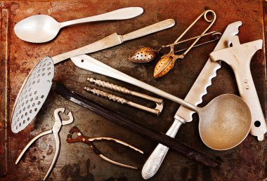 Demir çarşafta mutfak gereçleri