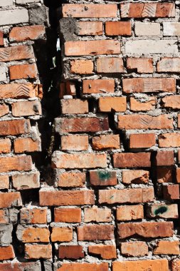 Tuğla duvarda çatlak