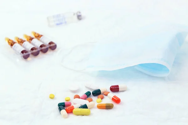 Verschiedene Pillen Ampullen Und Eine Medizinische Maske Auf Einem Medizinischen — Stockfoto