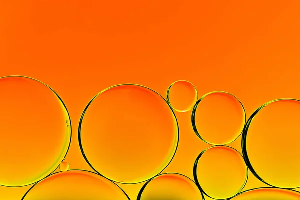 Des Gouttes Huile Orange Bulles Différentes Tailles Sur Fond Abstrait — Photo