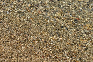 temiz deniz suyunun altında çakıl taşları