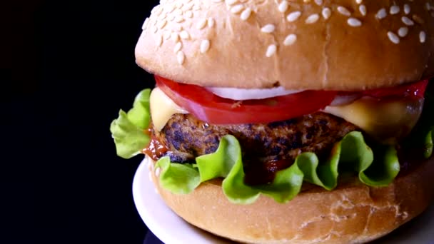 Hambúrguer Apetitoso Num Fundo Preto Deliciosa Comida Rápida Hambúrguer Cheeseburger — Vídeo de Stock