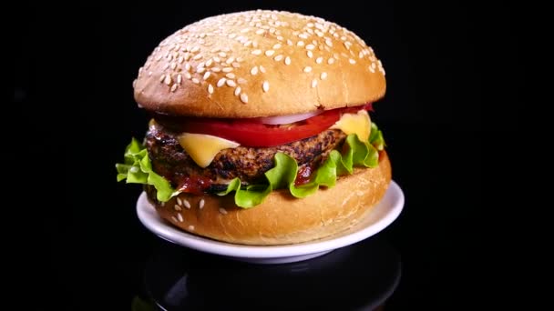 在黑色背景上吃汉堡包 美味的快餐 汉堡包和芝士汉堡加沙拉和芝士片 — 图库视频影像